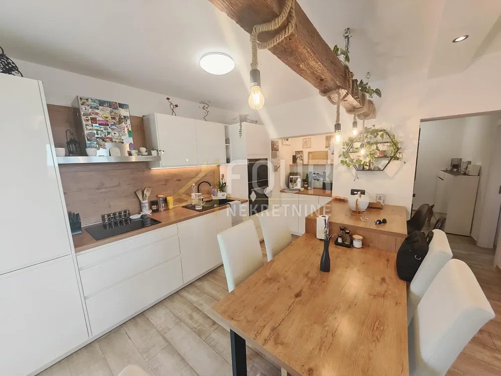 Küche; küchengeräte, holzbalken, tageslicht, moderner stil
