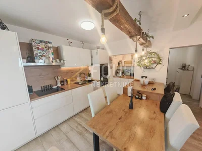 Küche; küchengeräte, holzbalken, tageslicht, moderner stil