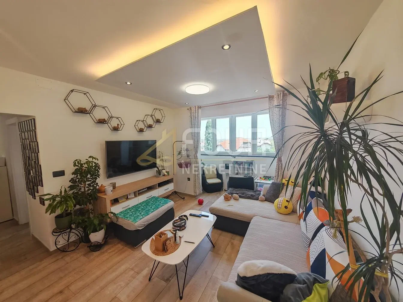 Wohnzimmer; holzboden, tageslicht, moderner stil