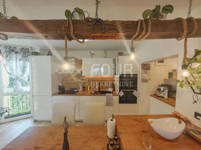 Küche; küchengeräte, holzbalken, tageslicht, rustikaler stil, holzboden