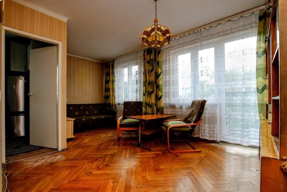 Wohnzimmer; holzboden, tageslicht