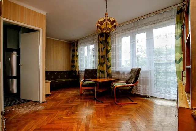 Salon; podłoga drewniana, światło dzienne