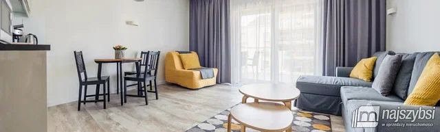 Sala de estar; luz natural, chão de madeira, estilo moderno