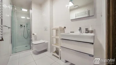 Badezimmer; fliesenboden, renoviert, tageslicht