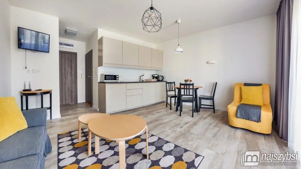 Wohnzimmer; tageslicht, holzboden, moderner stil