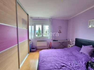 Schlafzimmer; holzboden, tageslicht, moderner stil