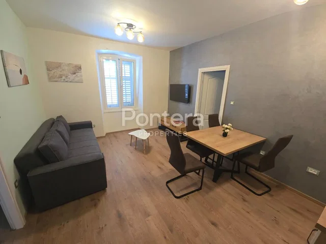 Wohnzimmer; holzboden, tageslicht, moderner stil