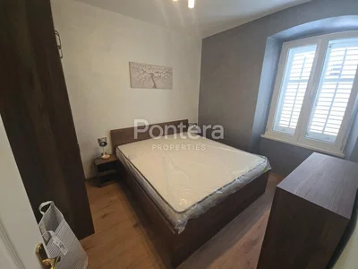 Schlafzimmer; holzboden, tageslicht