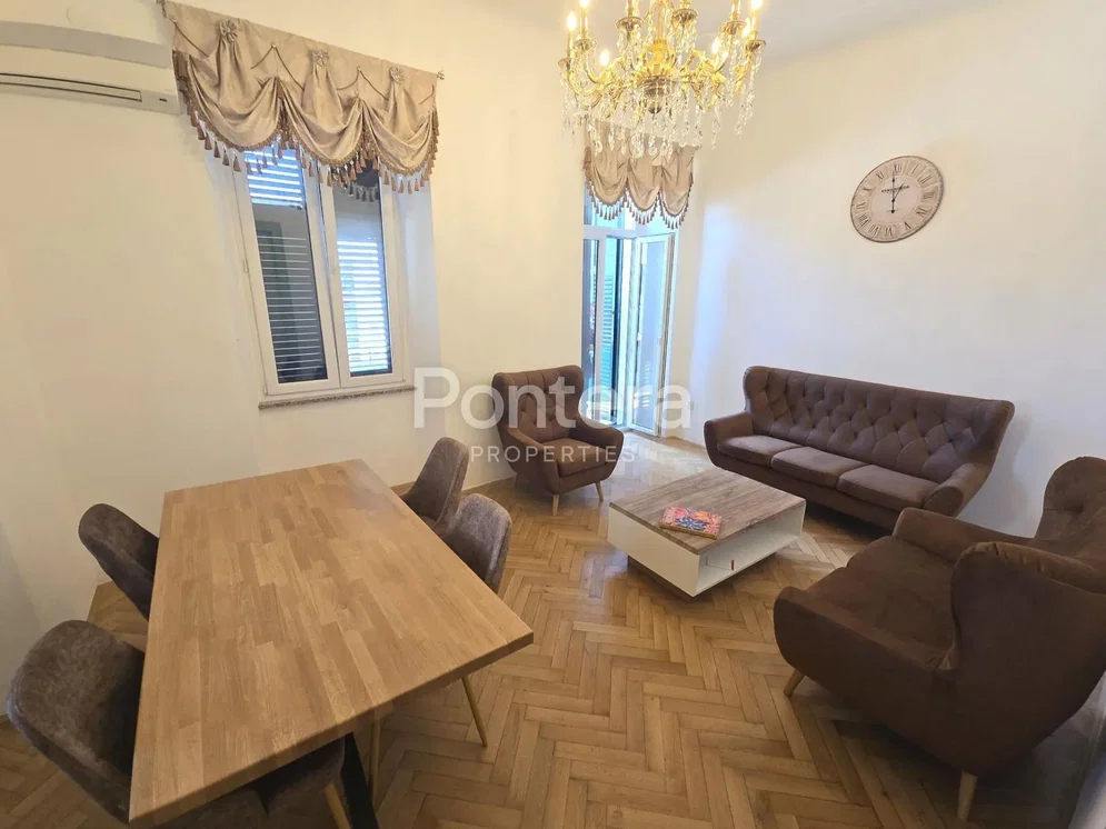 Wohnzimmer; holzboden, tageslicht, moderner stil