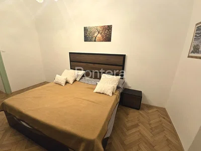 Schlafzimmer; holzboden, tageslicht