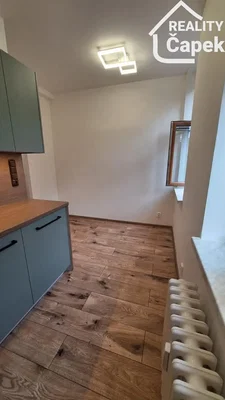 Cocina; suelo de madera, luz natural, electrodomésticos