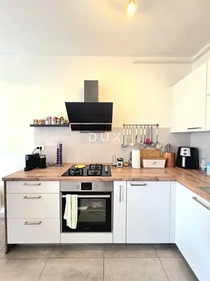Cozinha; eletrodomésticos, chão de azulejo, renovado, luz natural