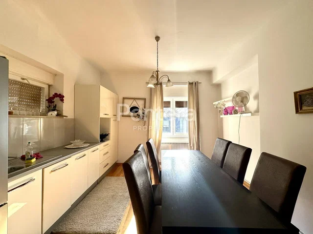 Cocina; electrodomésticos, luz natural, suelo de madera