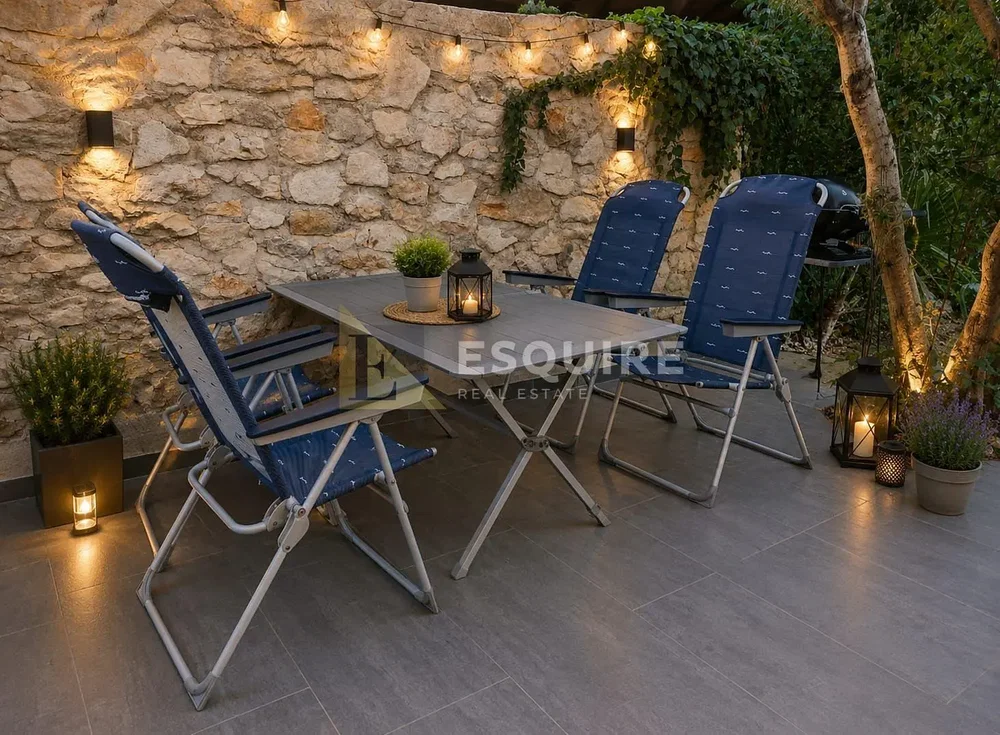 Terrazza; pavimento in piastrelle, luce naturale