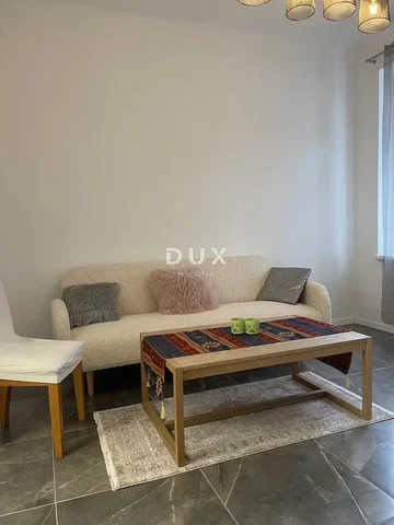 Salon; carrelage, lumière naturelle, style moderne