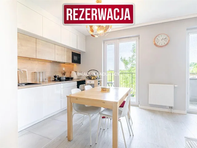 Cocina; electrodomésticos, luz natural, estilo moderno, suelo de baldosas