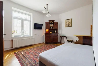 Slaapkamer; houten vloer, natuurlijk licht