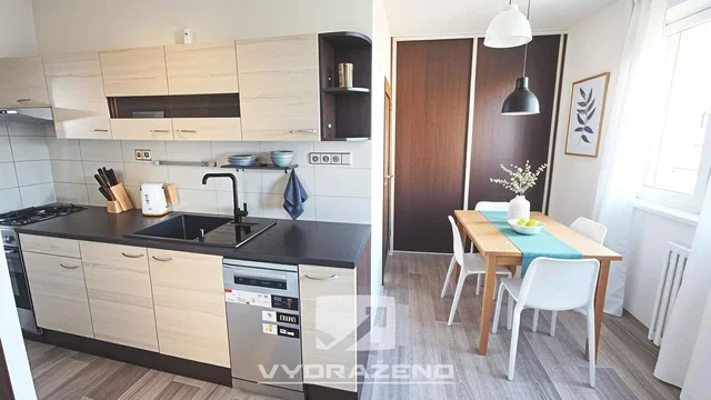 Kuchnia; sprzęt kuchenny, podłoga drewniana, światło dzienne