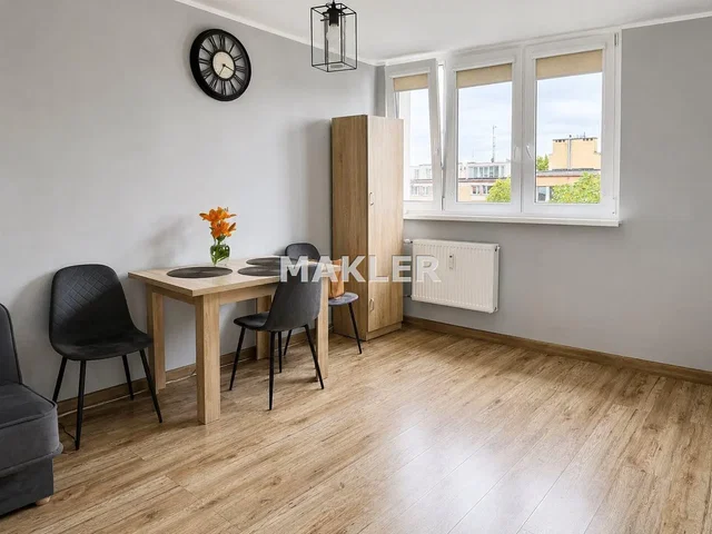 Woonkamer; houten vloer, natuurlijk licht, uitzicht