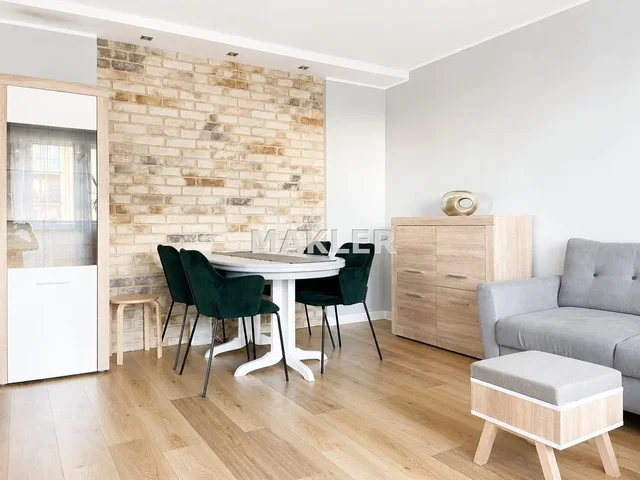 Woonkamer; houten vloer, natuurlijk licht, moderne stijl