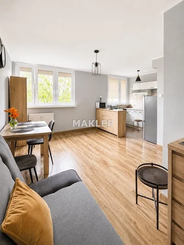 Woonkamer; houten vloer, natuurlijk licht, moderne stijl