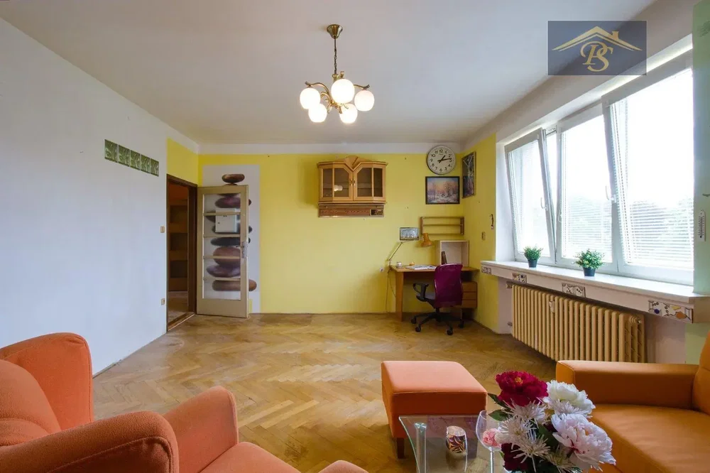 Salon; podłoga drewniana, światło dzienne