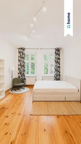 Camera da letto; pavimento in legno, luce naturale