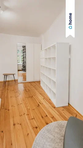 Soggiorno; pavimento in legno, luce naturale