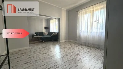 Sala de estar; luz natural, chão de madeira