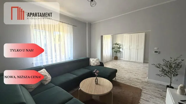 Casa y alrededores; luz natural