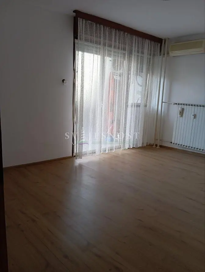 Woonkamer; houten vloer, natuurlijk licht