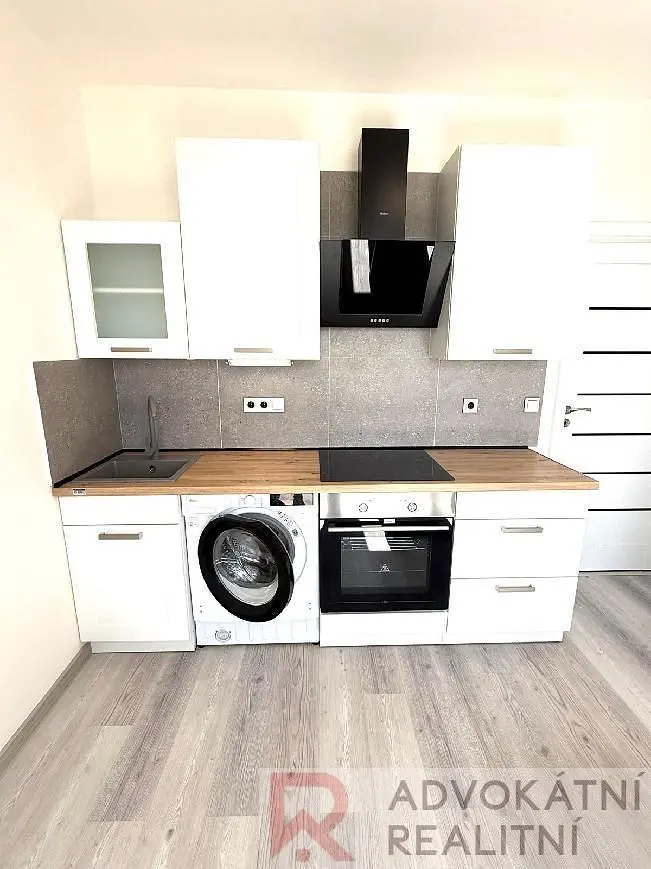 Cucina; elettrodomestici, pavimento in piastrelle