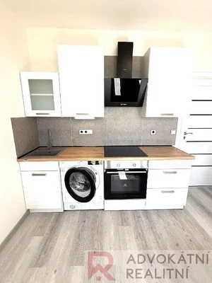 Cucina; elettrodomestici, pavimento in piastrelle