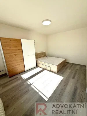 Camera da letto; luce naturale, pavimento in legno