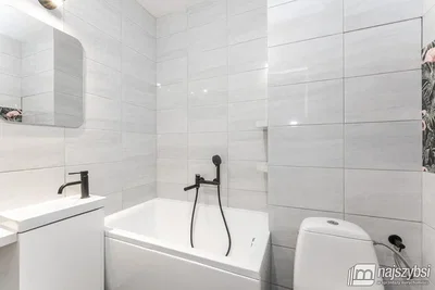 Banyo; fayans zemin, tadilatlı, doğal ışık
