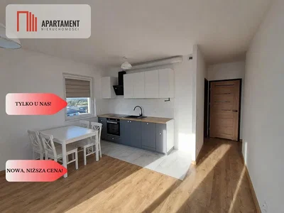 Kuchyňa; kuchynské spotrebiče, drevená podlaha, prirodzené svetlo