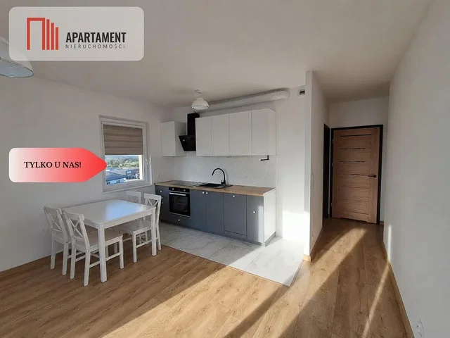 Kuchyňa; kuchynské spotrebiče, drevená podlaha, prirodzené svetlo
