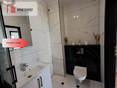 Toaleta; dlažba, po rekonštrukcii, prirodzené svetlo
