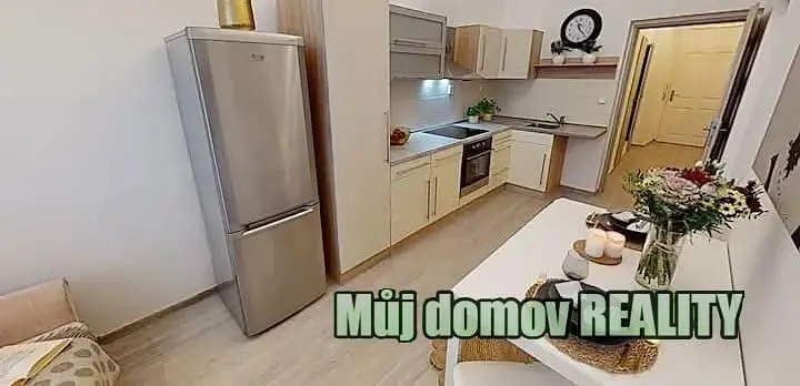 Cucina; elettrodomestici, pavimento in piastrelle, luce naturale
