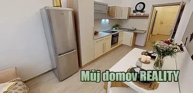 Cucina; elettrodomestici, pavimento in piastrelle, luce naturale