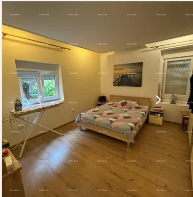 Spálňa; drevená podlaha, prirodzené svetlo