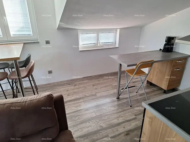 Cucina; elettrodomestici, pavimento in legno, luce naturale