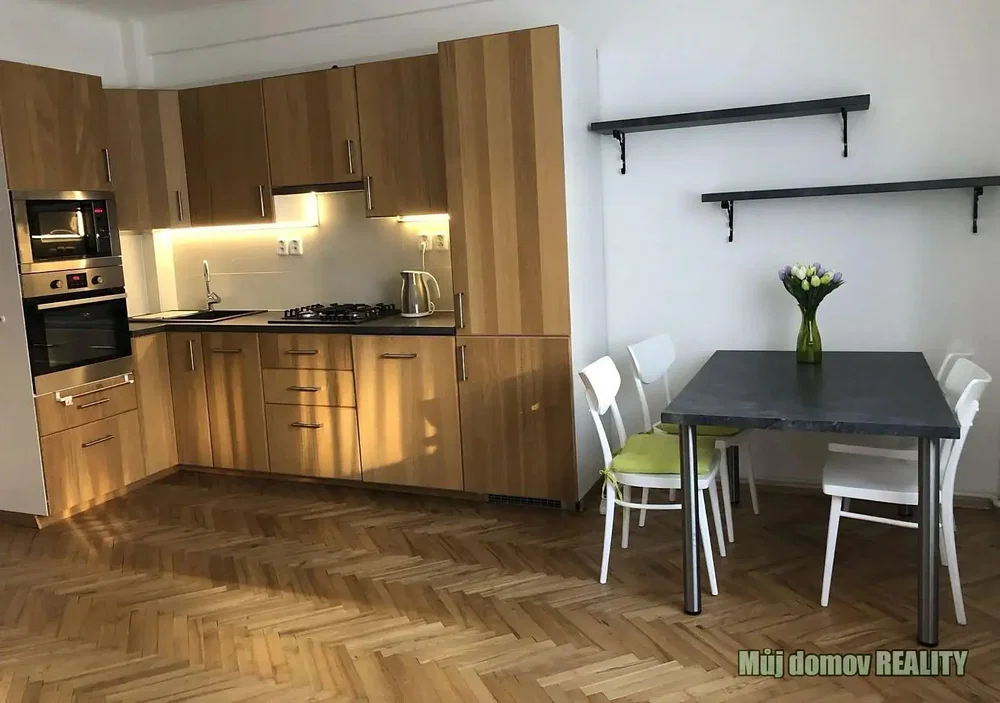 Cucina; elettrodomestici, pavimento in legno, luce naturale
