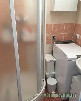 Toilette; pavimento in piastrelle, necessita ristrutturazione