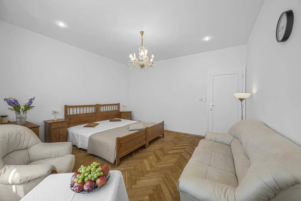 Camera da letto; luce naturale, pavimento in legno