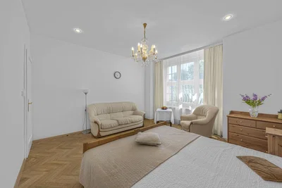 Camera da letto; pavimento in legno, luce naturale, stile rustico