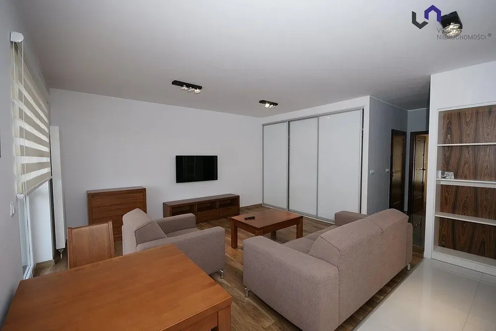 Soggiorno; luce naturale, stile moderno, pavimento in legno