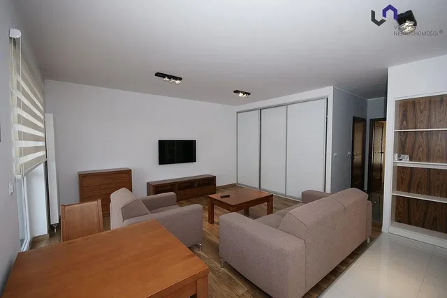 Soggiorno; luce naturale, stile moderno, pavimento in legno