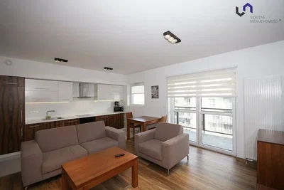Soggiorno; elettrodomestici, luce naturale, stile moderno, pavimento in legno