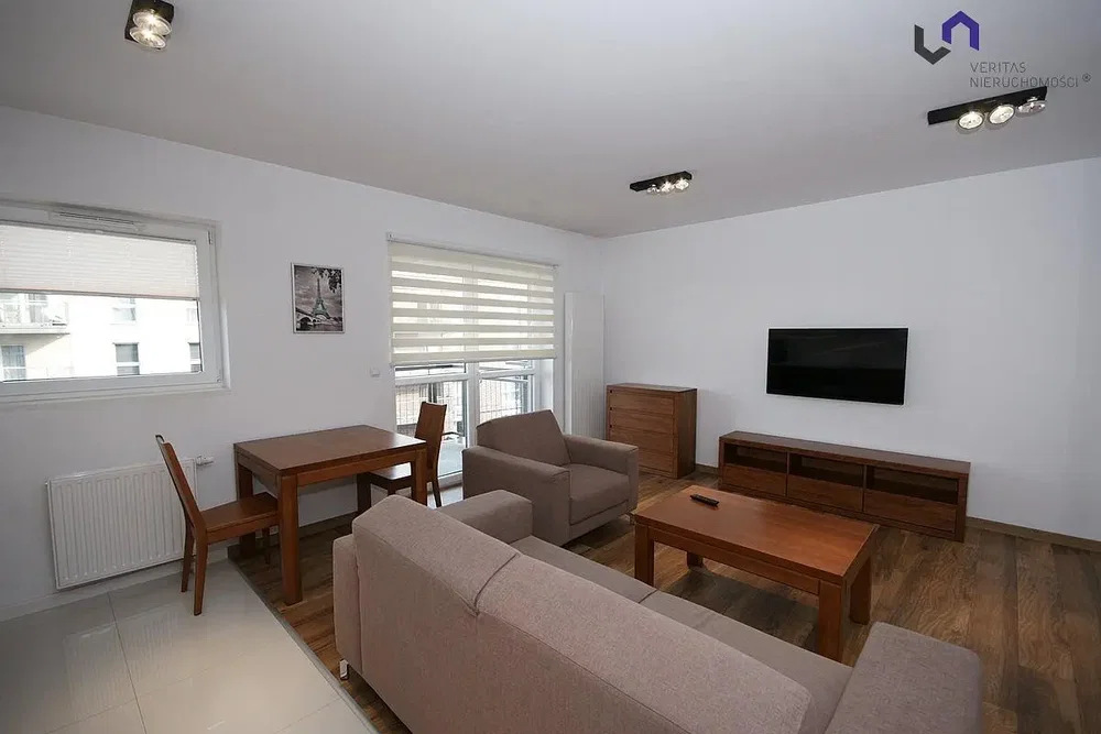 Soggiorno; pavimento in legno, luce naturale, stile moderno